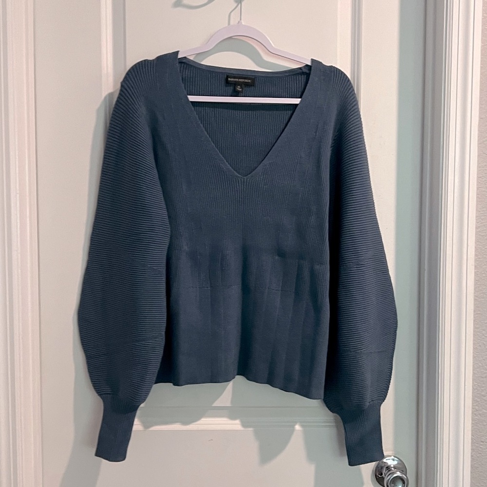 BR Balloon Sleeve V-neck Sweater